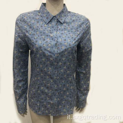 Elegante e raffinata camicia femminile con collo alto